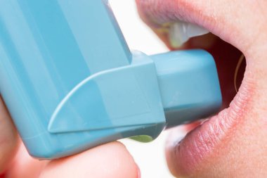 astım aerosol kadınla closeup