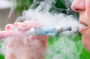 Elektronik sigara teneffüs edilmesi bir kadın