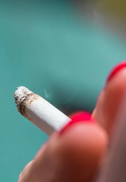A nő, kezében egy cigaretta — Stock Fotó