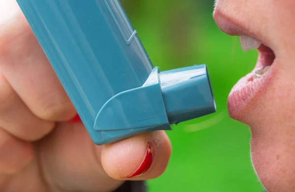 Closeup of woman with asthma aerosol — Stock Photo, Image
