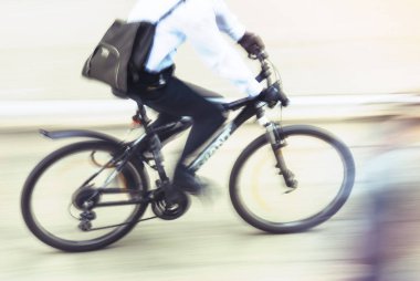 bulanık bir sokakta Bisiklete binme adamın görüntülemek için