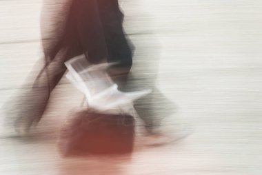 bulanık bir sokakta yürüyen adam, görüntülemek için