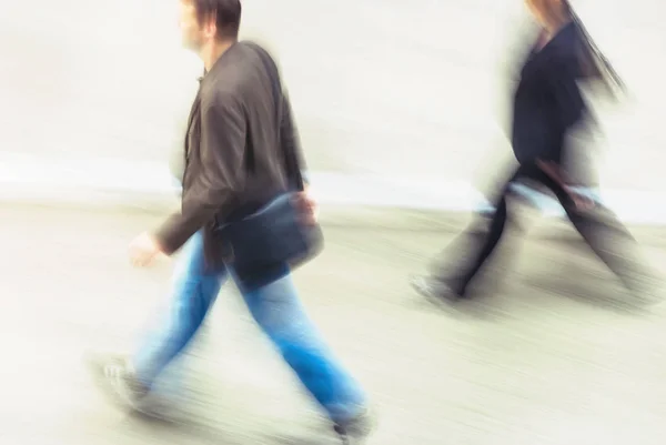 Wazig te bekijken van man en vrouw lopen in een straat — Stockfoto