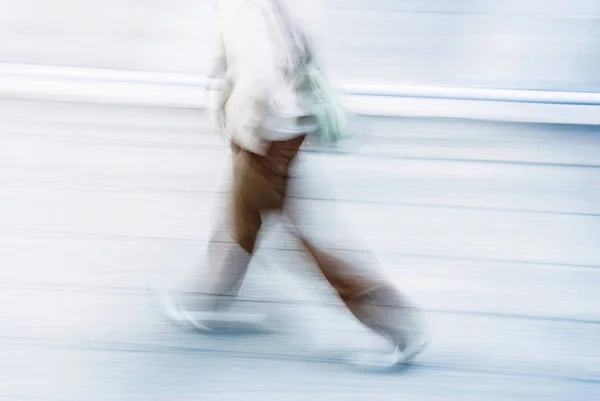Visión borrosa del hombre caminando en una calle — Foto de Stock