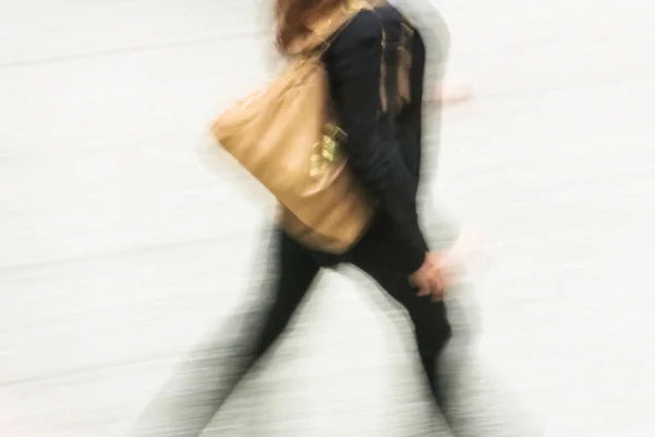 Visión borrosa de la mujer caminando en una calle — Foto de Stock