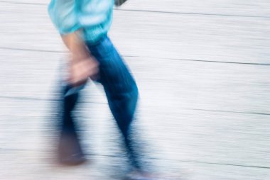 bulanık bir sokakta yürüyen adam, görüntülemek için