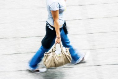 bulanık bir sokakta yürüyen kadının görüntülemek için