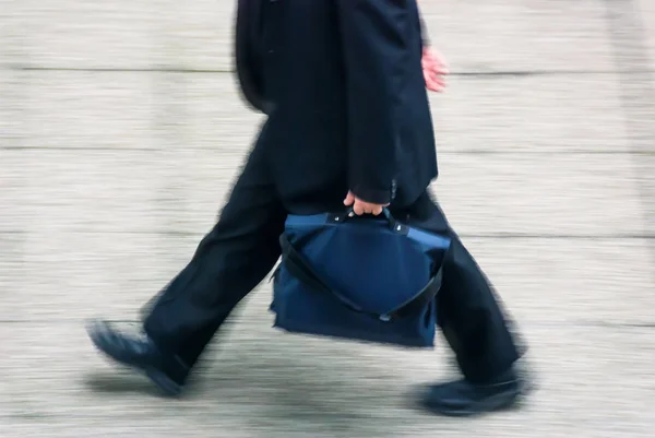 Borrosa a la vista de hombre de negocios caminando en una calle — Foto de Stock