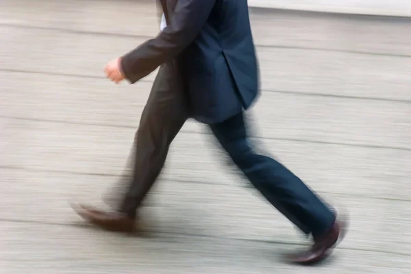 Borrão à vista de homem de negócios que anda em uma rua — Fotografia de Stock