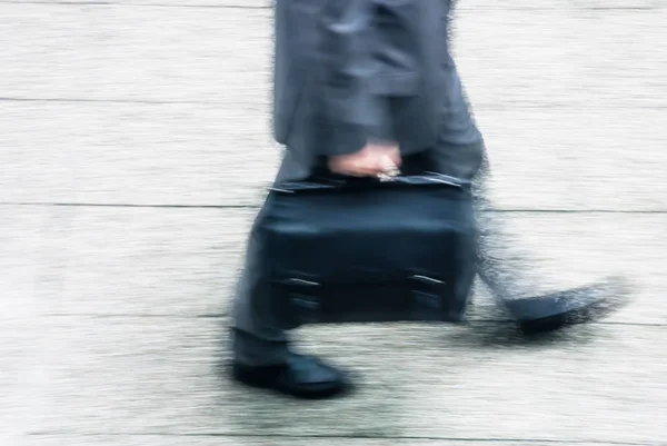 Borrosa a la vista de hombre de negocios caminando en una calle —  Fotos de Stock