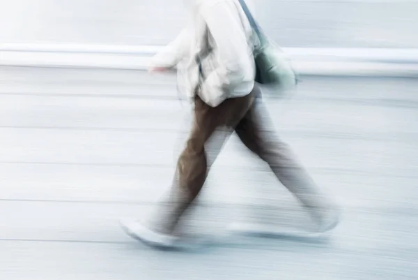 Размытый взгляд на человека, идущего по улице — стоковое фото