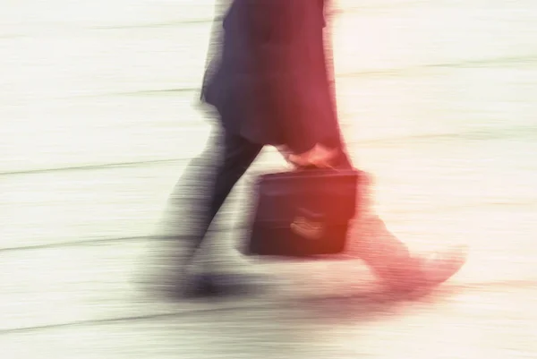 Размытый вид бизнесмена, идущего по улице — стоковое фото