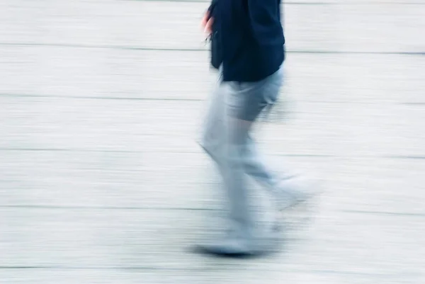 Размытый вид бизнесмена, идущего по улице — стоковое фото