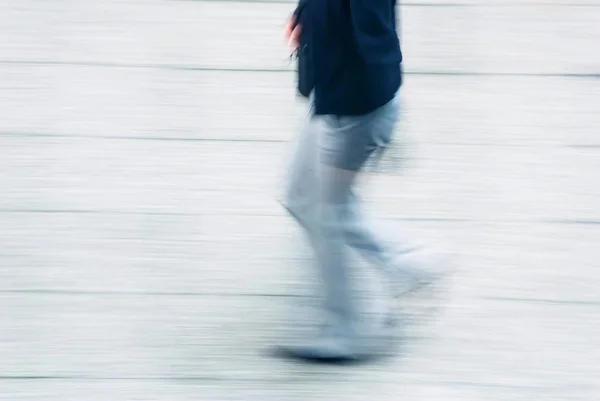 Borrosa a la vista de hombre de negocios caminando en una calle —  Fotos de Stock