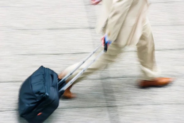 Desfocado para ver o homem andando em uma rua — Fotografia de Stock