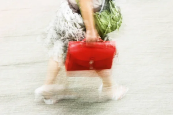 Visión borrosa de la mujer caminando en una calle — Foto de Stock