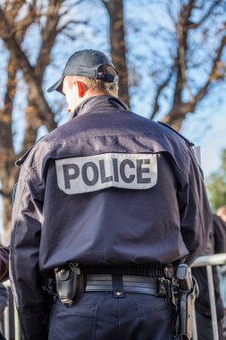 Paris, Fransa - 26 Ekim, 2012:Close-Fransız polisi, sokakta güvenliği sağlanması üzerinde görünüm üniformasını üzerinde yedeklemek