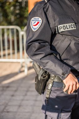 Paris, Fransa - 26 Ekim, 2012:Close-up sokakta güvenliği sağlanması Fransız polisi elindeki silahını yakın görüntüleyin