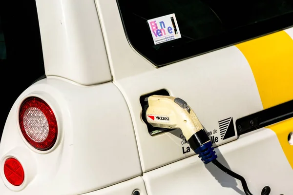 La rochelle, Francia - 19 de abril de 2016: Coche eléctrico siendo cargado. Carga de un coche eléctrico con la fuente de alimentación enchufada . —  Fotos de Stock