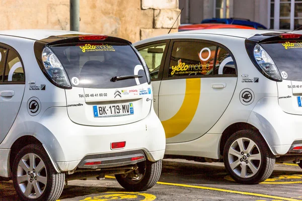 La rochelle, França - 19 de abril de 2016: Estação de recarga gratuita do carro elétrico móvel Yelow — Fotografia de Stock