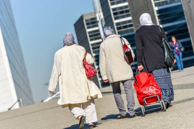 La savunma, Fransa-10 Nisan 2014: çarşaf bir sokakta yürüyen kadınlar