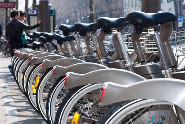 Paris, France - 02 avril 2009 : Deux personnes réservent leur vélo à la gare Velib location de vélos publics à Paris. Velib a la plus forte pénétration du marché dans d'autres villes . — Photo