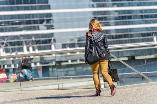 La defense, Francia- 10 de abril de 2014: retrato de una mujer de negocios caminando con una bolsa en una calle — Foto de Stock