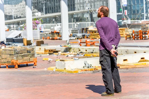 La defense, Francja-10 kwietnia 2014: młodych pracowników, nadzorowanie prac z kolegami na plac budowy — Zdjęcie stockowe