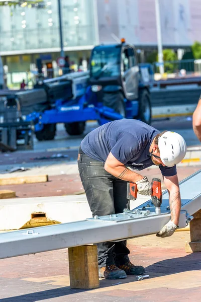 La defense, Francia- Abril 10, 2014: trabajador sujetando un gran perno en una viga de metal en un sitio de construcción — Foto de Stock