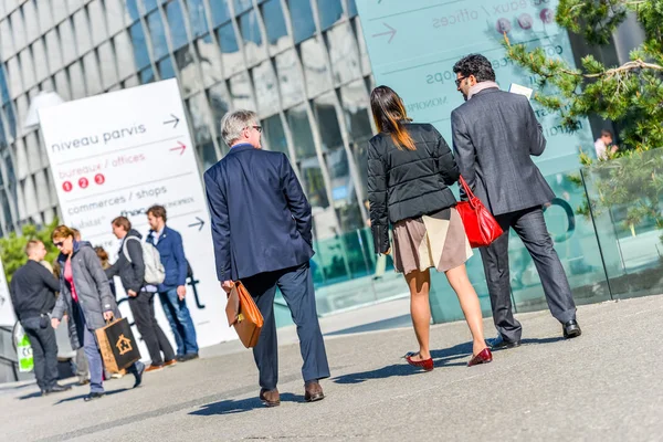 La defense, France- 10 апреля 2014 г.: Группа деловых людей, идущих недалеко от бизнес-центра — стоковое фото