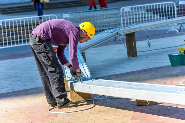 La Défense, Francie-10. dubna 2014: pracovník kontroly úchyty na kovovém nosníku na staveništi — Stock fotografie