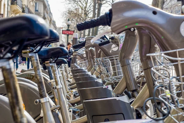 Paris, France - 02 avril 2009 : Location de vélos à la station Velib à Paris. Velib a la plus forte pénétration du marché dans d'autres villes . — Photo