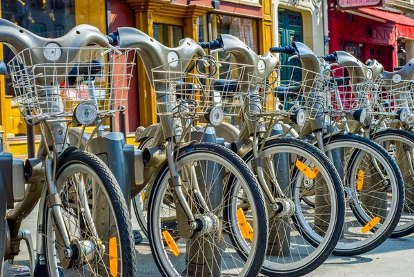 Paris, França - 02 de abril de 2009: Aluguer público de bicicletas da estação Velib em Paris. Velib tem a maior penetração no mercado comapring para outras cidades . — Fotografia de Stock