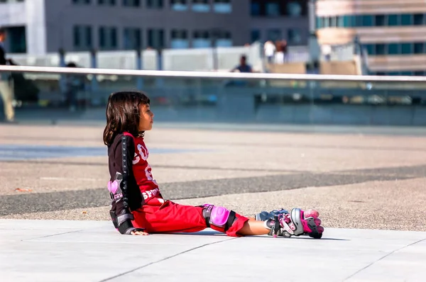 La defense, France- August 30, 2006:Child sitting on the floor with rollerblading — Stock Photo, Image