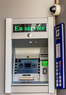 La rochelle, Fransa - 19 Nisan 2016: otomatik bilet dağıtıcı bir gözetleme kamerası ile