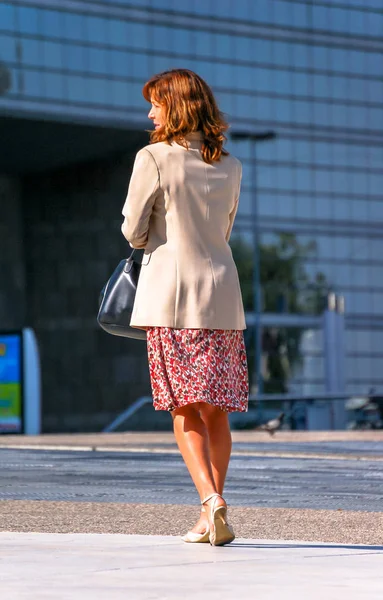 La defense, Francia- 30 de agosto de 2006: retrato de una mujer de negocios casual caminando con una bolsa en una calle — Foto de Stock