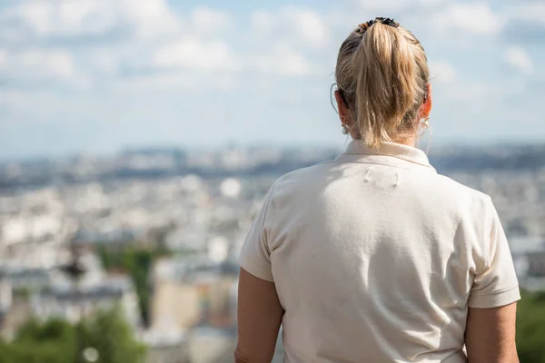 Paris, França- 30 de junho de 2013: menina sozinha assistindo monumentos de Paris do topo da colina montmartre — Fotografia de Stock