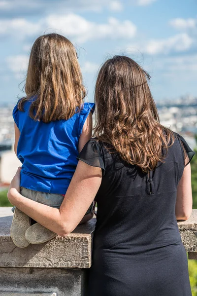巴黎，法国-2013 年 6 月 30 日︰ 母亲和女儿拥抱在爱看巴黎蒙马特山顶 — 图库照片