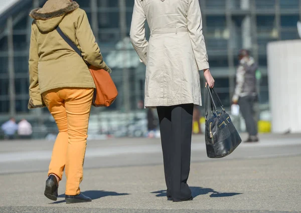 La defense, Francia - 09 aprile 2014: vista posteriore di due lavoratori occasionali che camminano su una strada . — Foto Stock