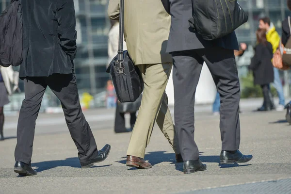 La defense, Francia- Abril 09 2014: Grupo de empresarios caminando no muy lejos del centro de negocios — Foto de Stock