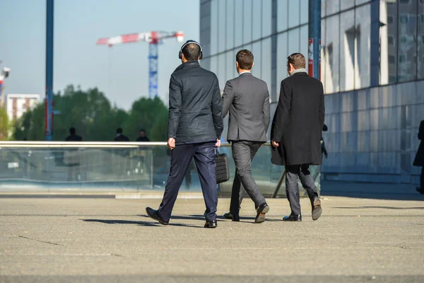 La defense, France- April 10, 2014: Group of business people walking not far from business center — Stock Photo, Image