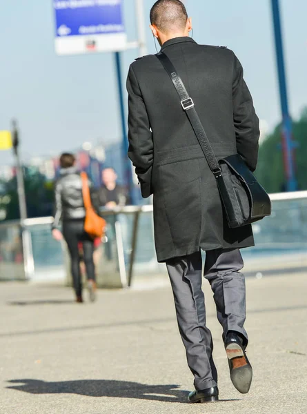 Ντεφάνς Γαλλία Απριλίου 2014 Πίσω Όψη Του Επιχειρηματία Περπατώντας Ένα — Φωτογραφία Αρχείου