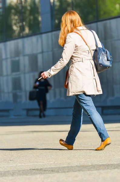 La défense, France- 10 avril 2014 : portrait d'une femme d'affaires marchant avec un sac dans la rue — Photo