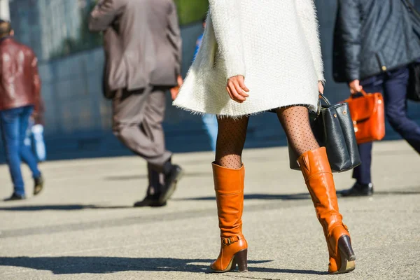 拉德芳斯 2014 Portrait 的包走在大街上的女商人 她穿着短裙和优雅的棕色长筒靴 — 图库照片