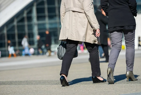 La defense, France- April 09, 2014: two business people walking not far from business center — Stock Photo, Image