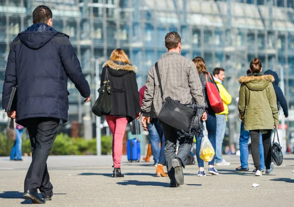 La défense, France- 09 avril 2014 : les travailleurs à la fin de leur travail se rendent au métro le plus proche pour rentrer chez eux — Photo