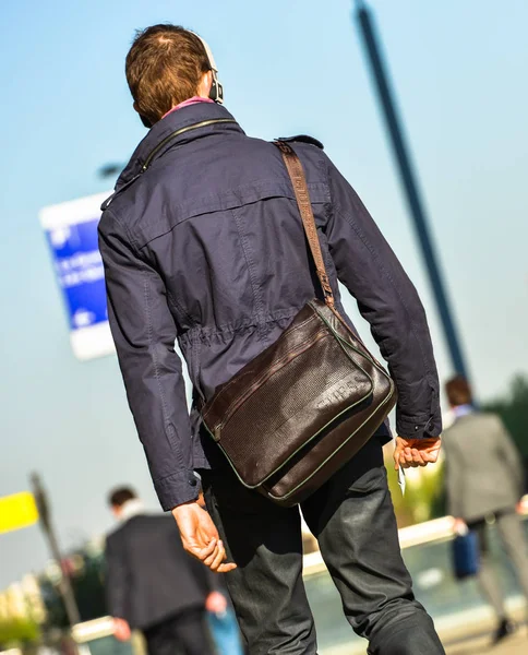 La defense, Francia- 10 de abril de 2014: vista trasera del empresario caminando por una calle. Lleva una bolsa de bandolera —  Fotos de Stock