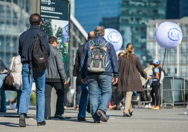 La defense, Francja-09 kwietnia 2014: pracowników pod koniec swojej pracy Przejdź do najbliższej stacji metra do domu — Zdjęcie stockowe