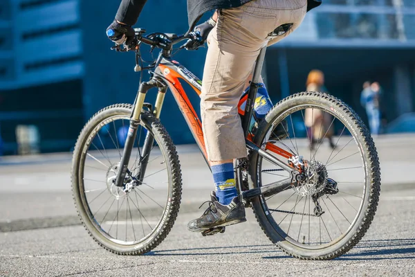 La defense, França- 09 de abril de 2014: Homem anda de bicicleta na cidade. Transporte ecológico alternativo limpo em uma cidade — Fotografia de Stock