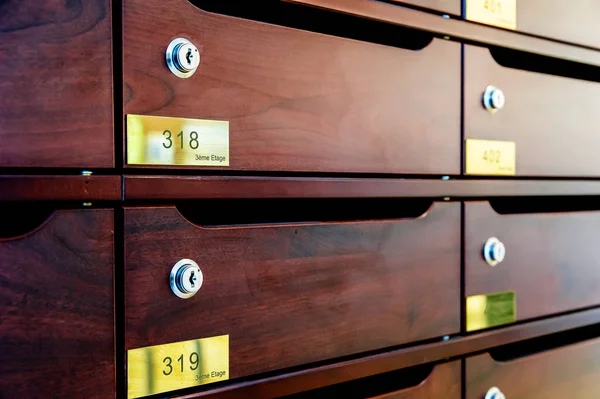 Wooden Mailboxes in the entrance hall of a residential house — Stock Photo, Image